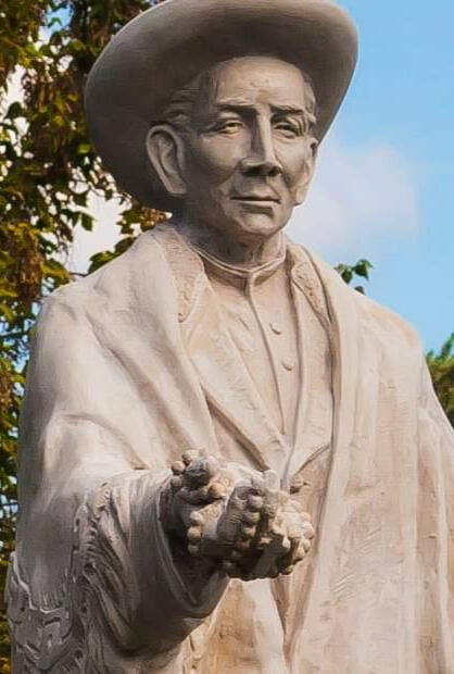 Detalle Brochero monumental en Mármol